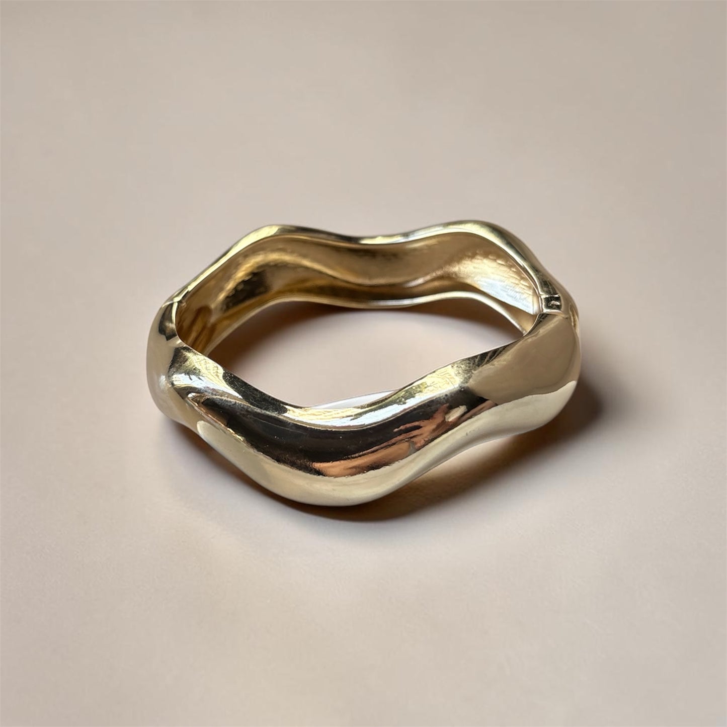 Unique Wavy Bangle